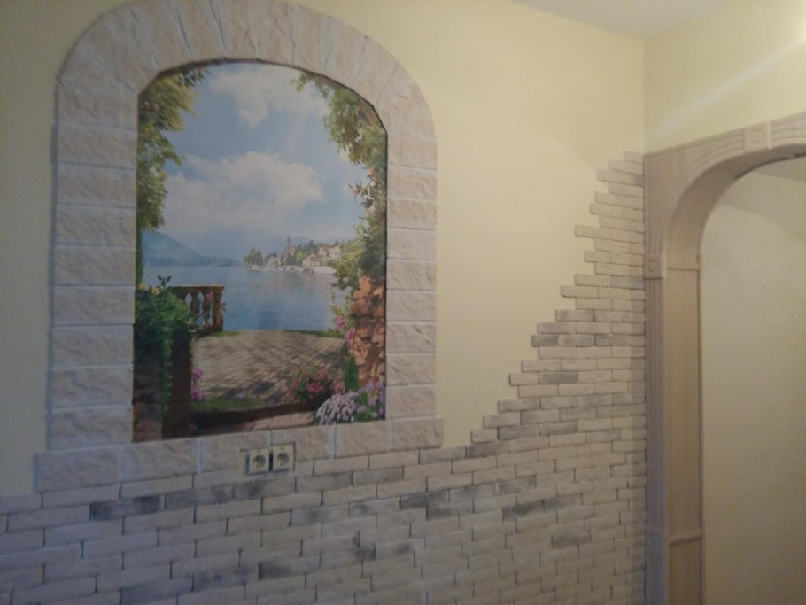 Декоративная арка на стене