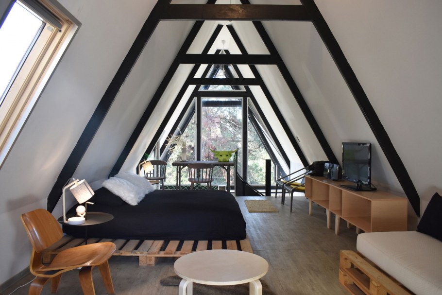 Домики с треугольной крышей внутри