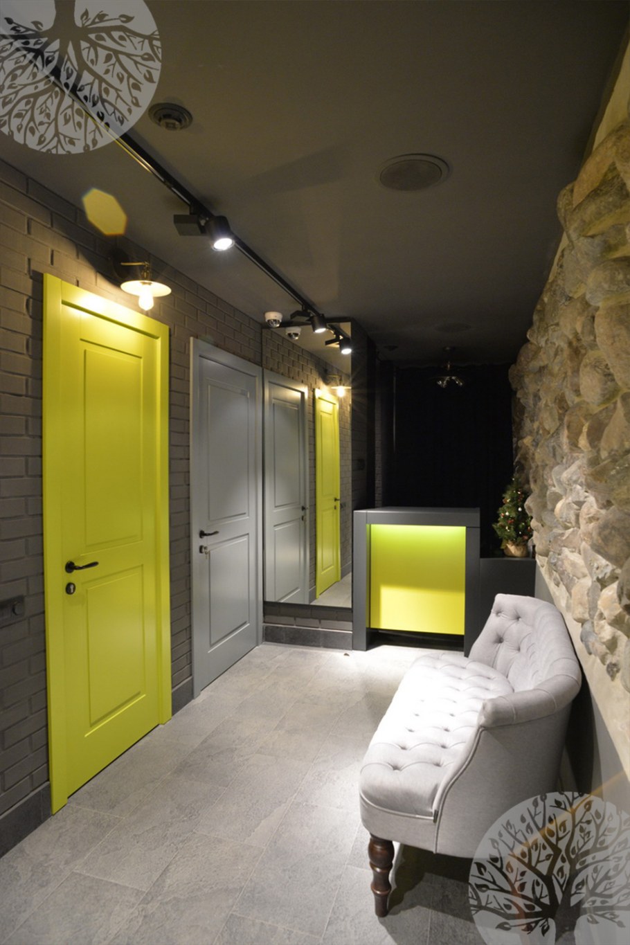 Синие двери в интерьере