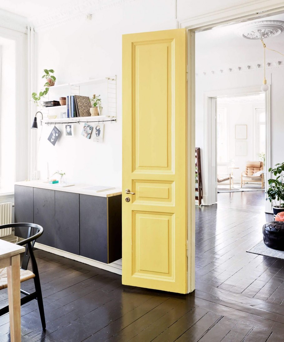 Цветные межкомнатные двери в интерьере