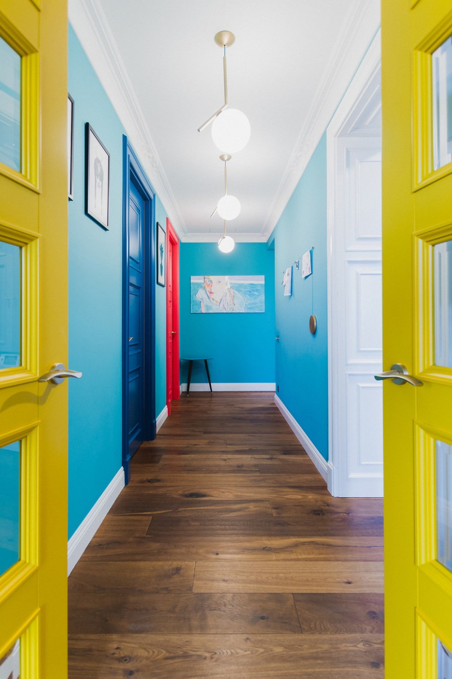 Разноцветные двери в интерьере