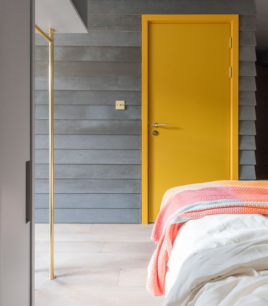Желтая межкомнатная дверь