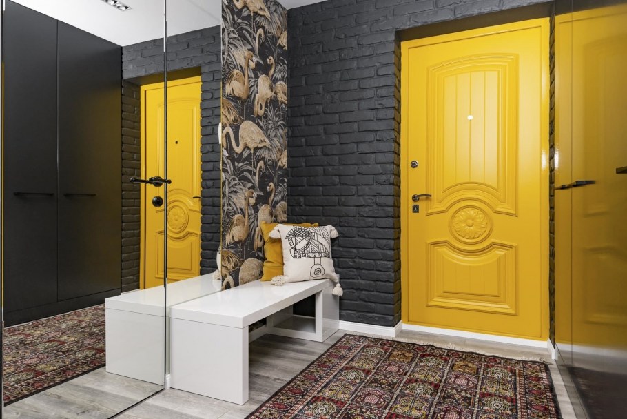 Дверной проем желтого цвета