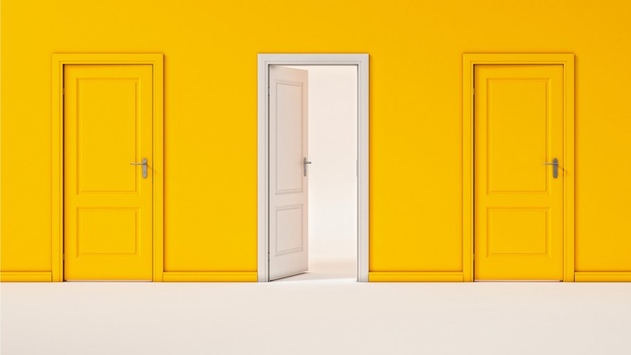 Желтые стены в коридоре