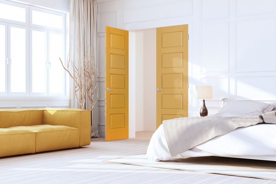 Яркая жёлтая сфера в доме