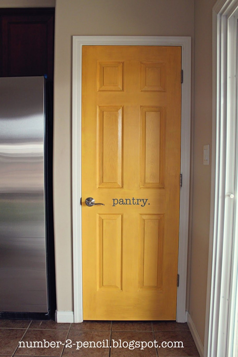 Салатовые двери в интерьере