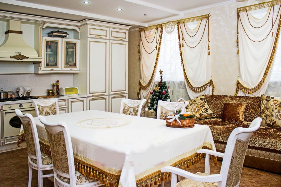 Золотая люстра на белой кухне