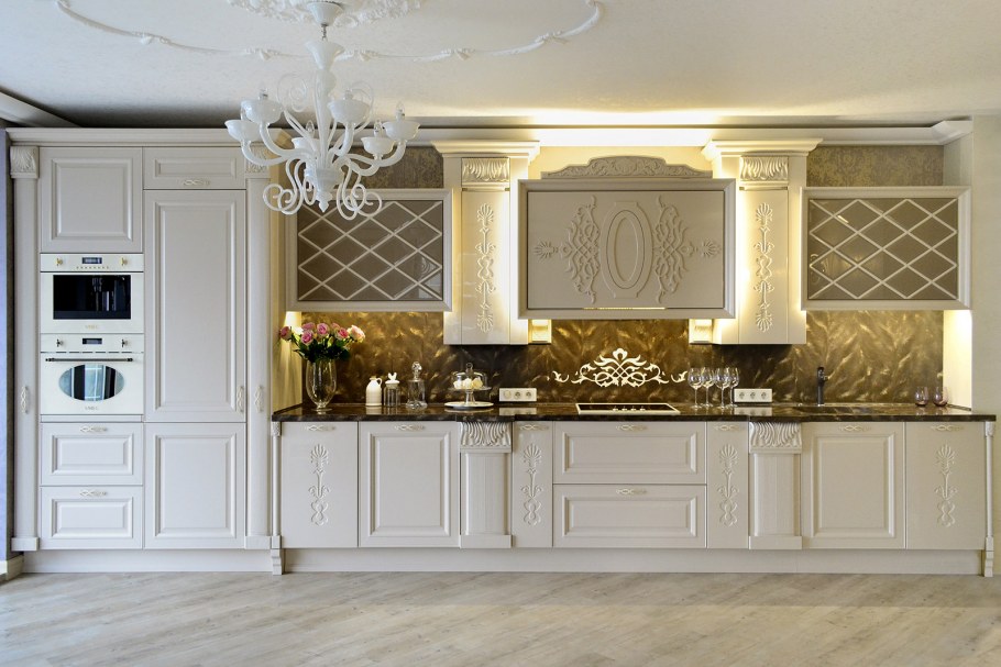 Итальянские кухни в классическом стиле светлые с золотой