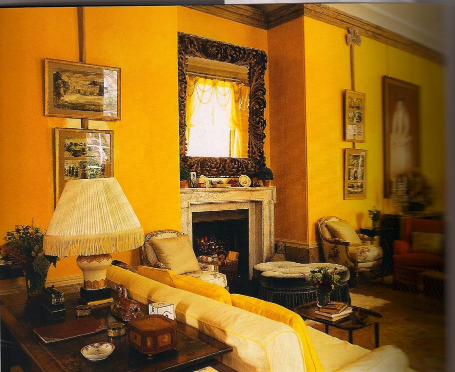 Золотисто желтый цвет в интерьере