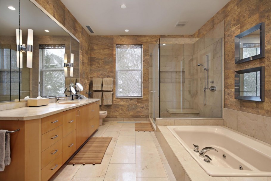 Большая ванная комната в частном доме