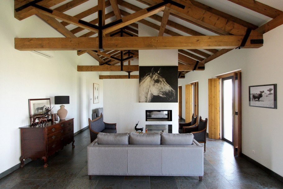 Деревянные балки на стене