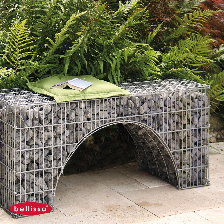 Уличный камин из габионов