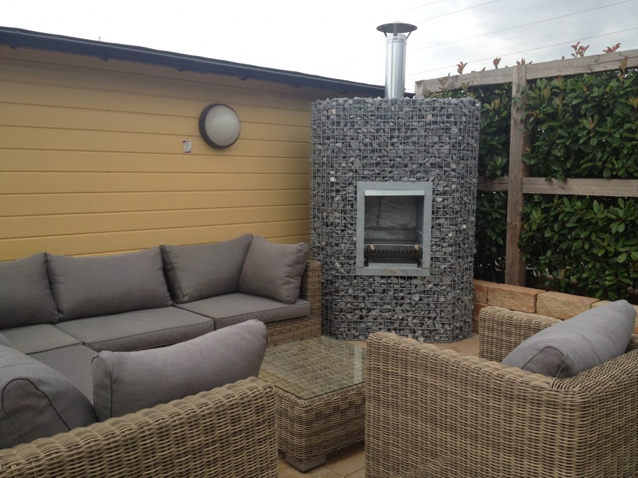 Барбекю из габионы в интерьере