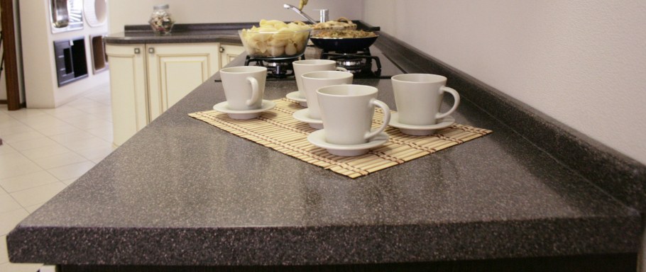 Каменный бордюр на кухню