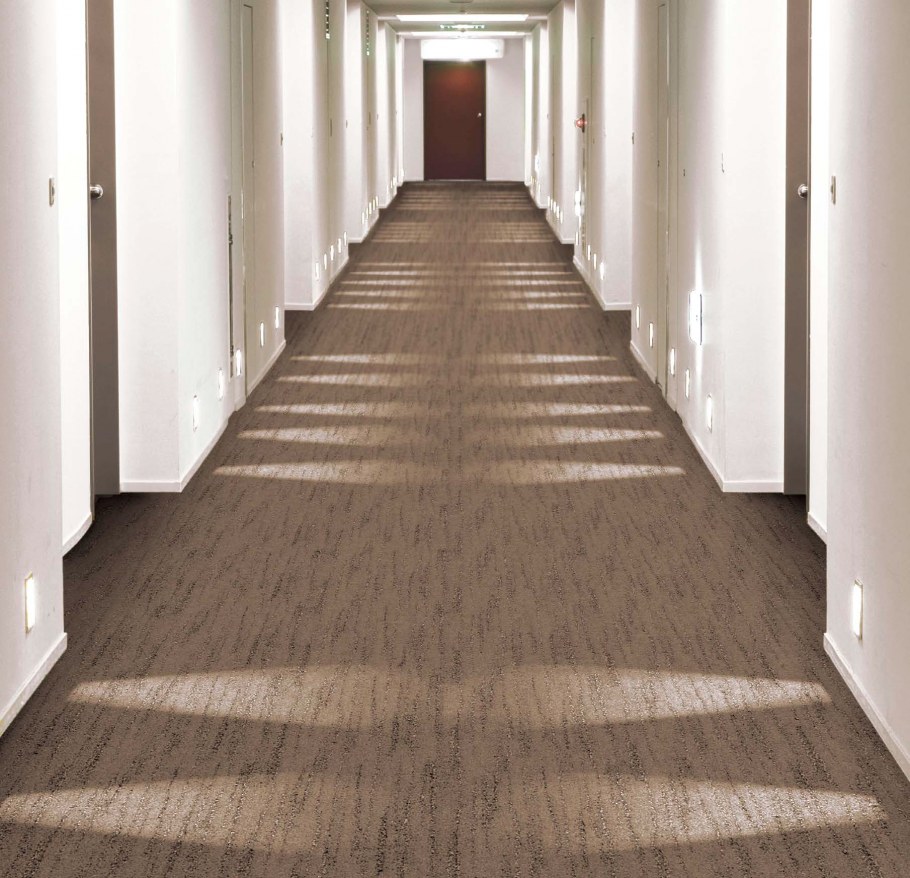 Геометрические фигуры в длинном коридоре