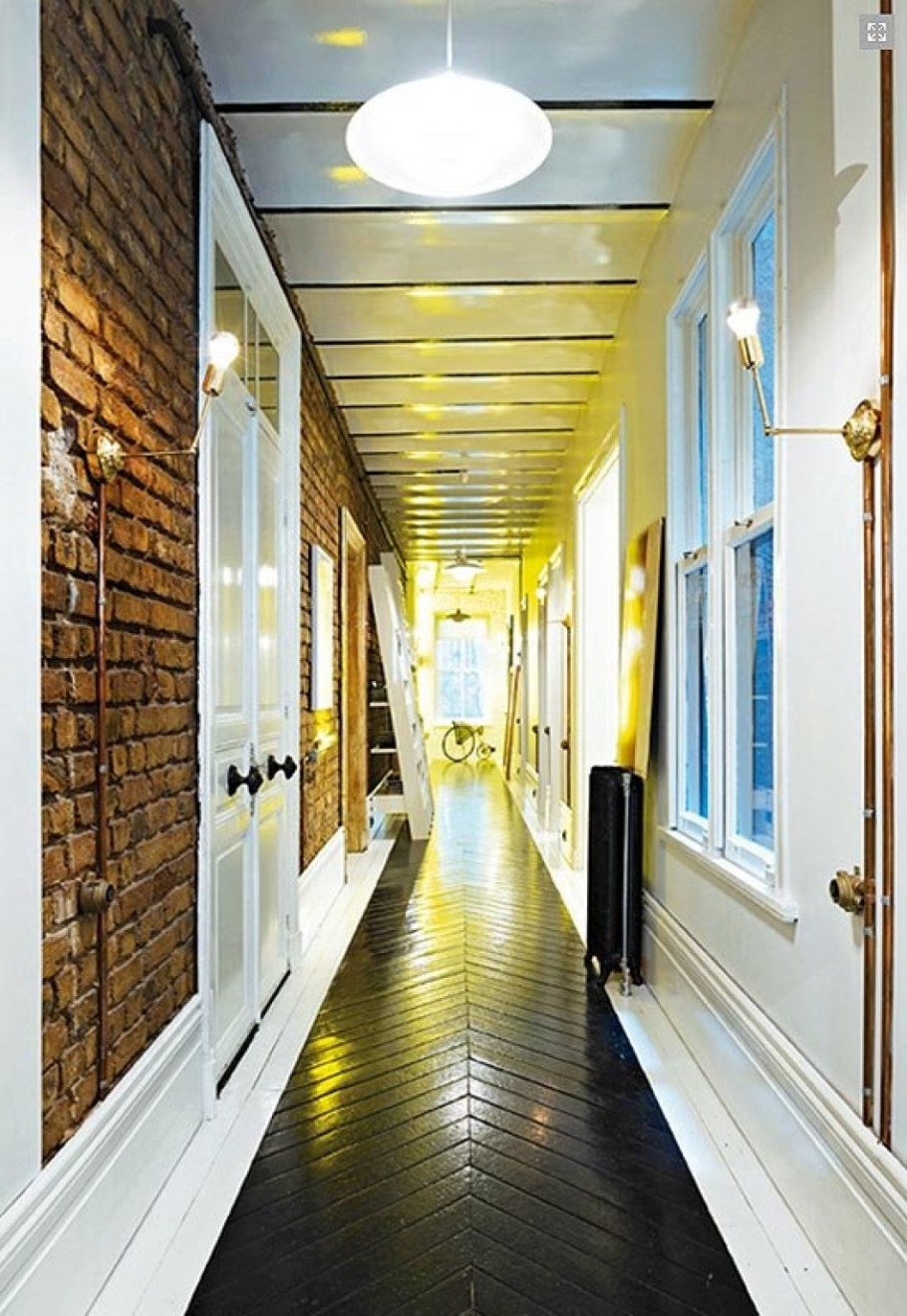 Длинный коридор много дверей с врачами