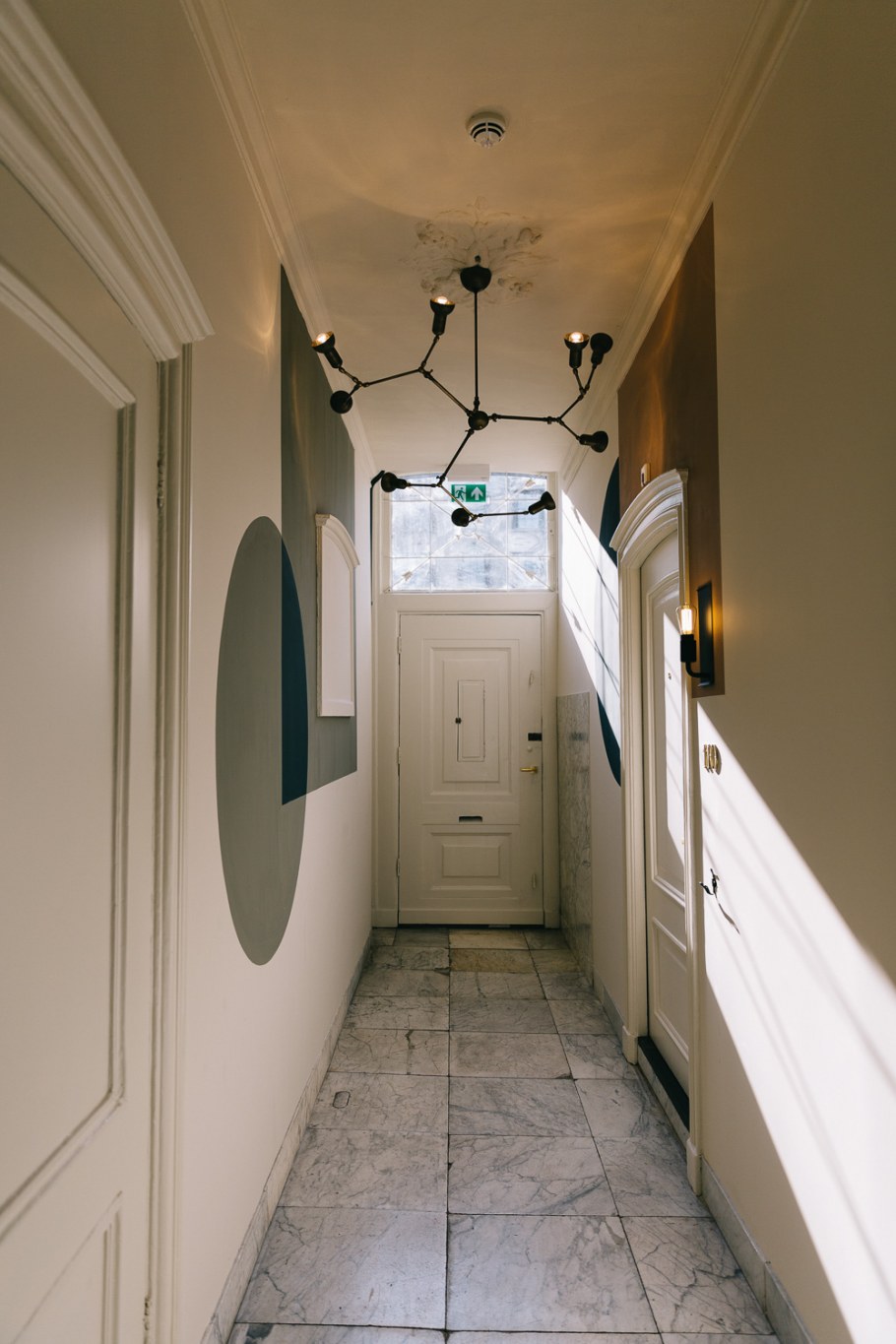 Прихожая в ярких тонах