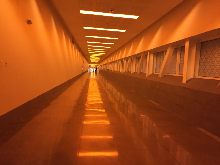 Длинный коридор
