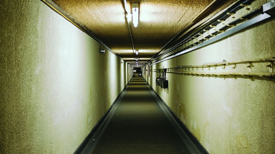 Длинный темный коридор