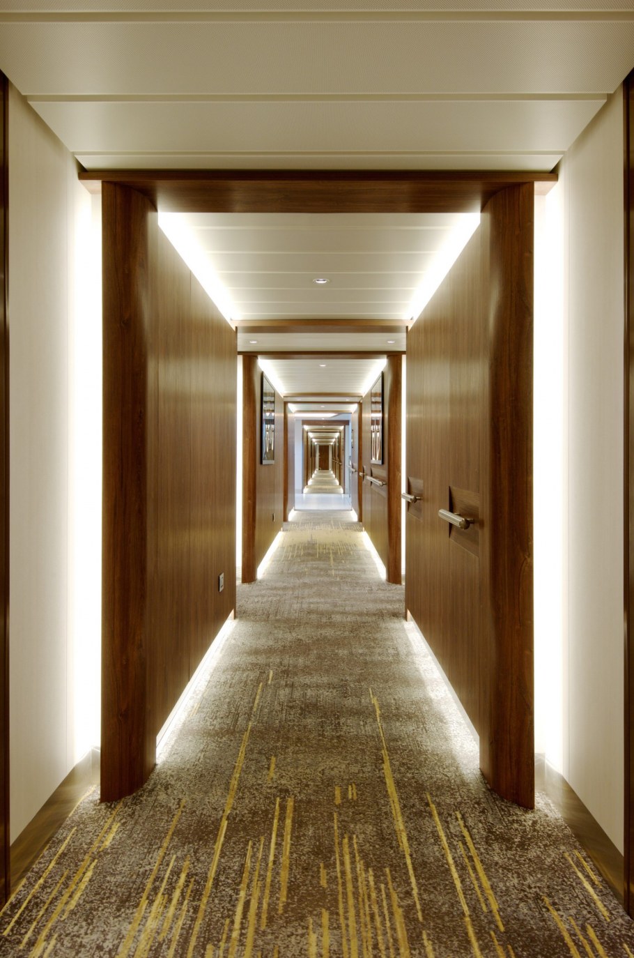 Коридорные в гостинице