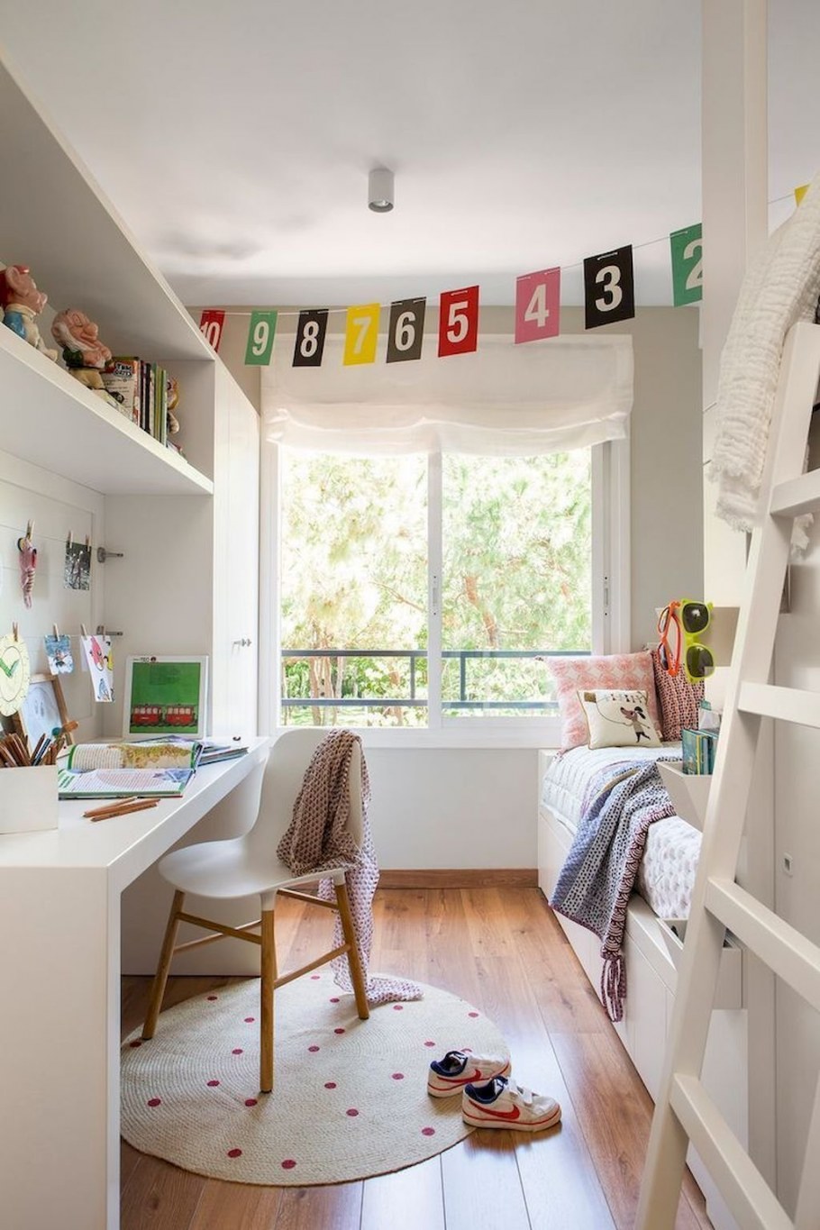 Узкая детская комната