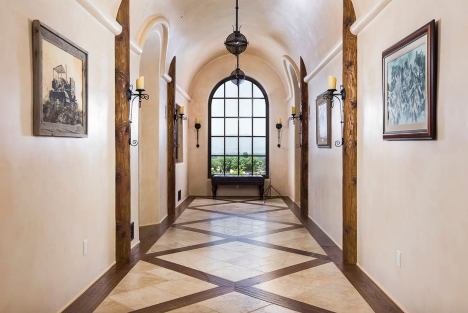 Плитка в коридор на пол