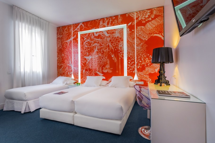 Спальня в оранжевых тонах