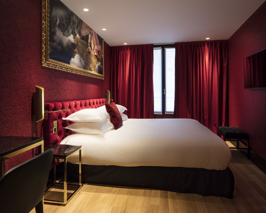 Спальня в бордовых тонах