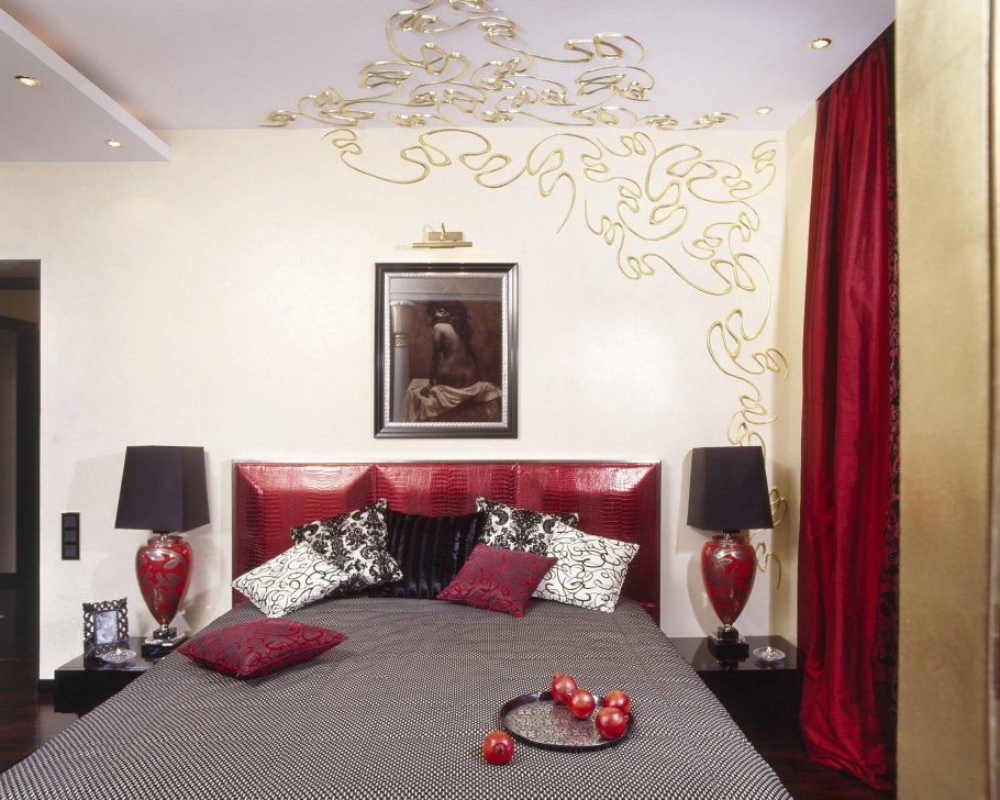 Интерьер спальни в бордовых тонах