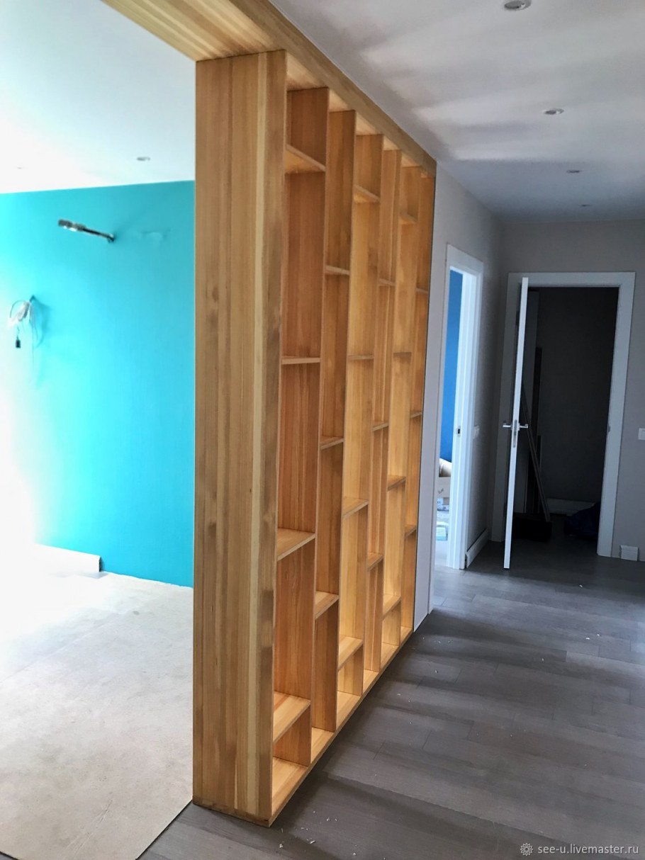 Деревянные рейки в интерьере на стене на кухне