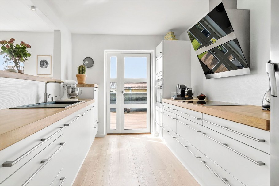 Белая кухня с бежевой столешницей