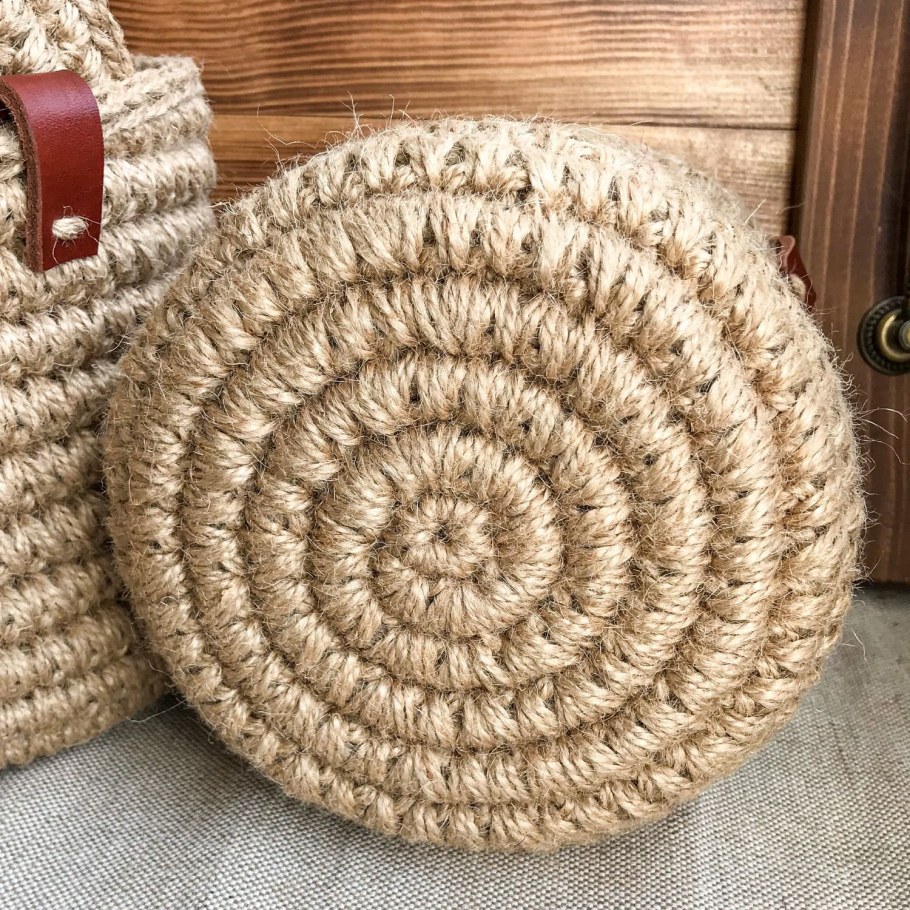 Овальная корзина из джута