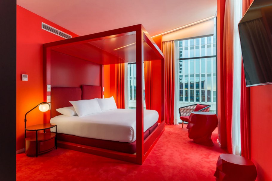 Шикарная спальня в красных тонах