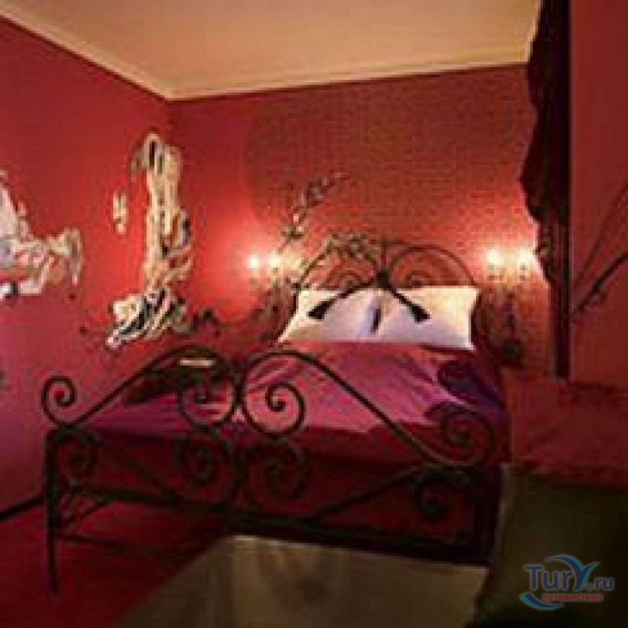 Роскошная красная спальня