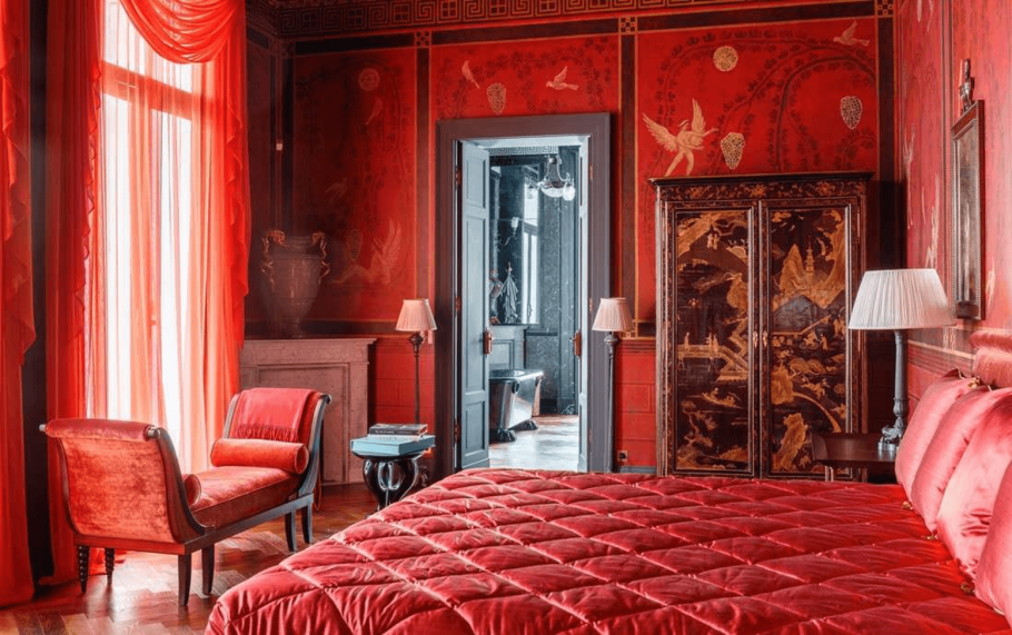 Полностью красная спальня