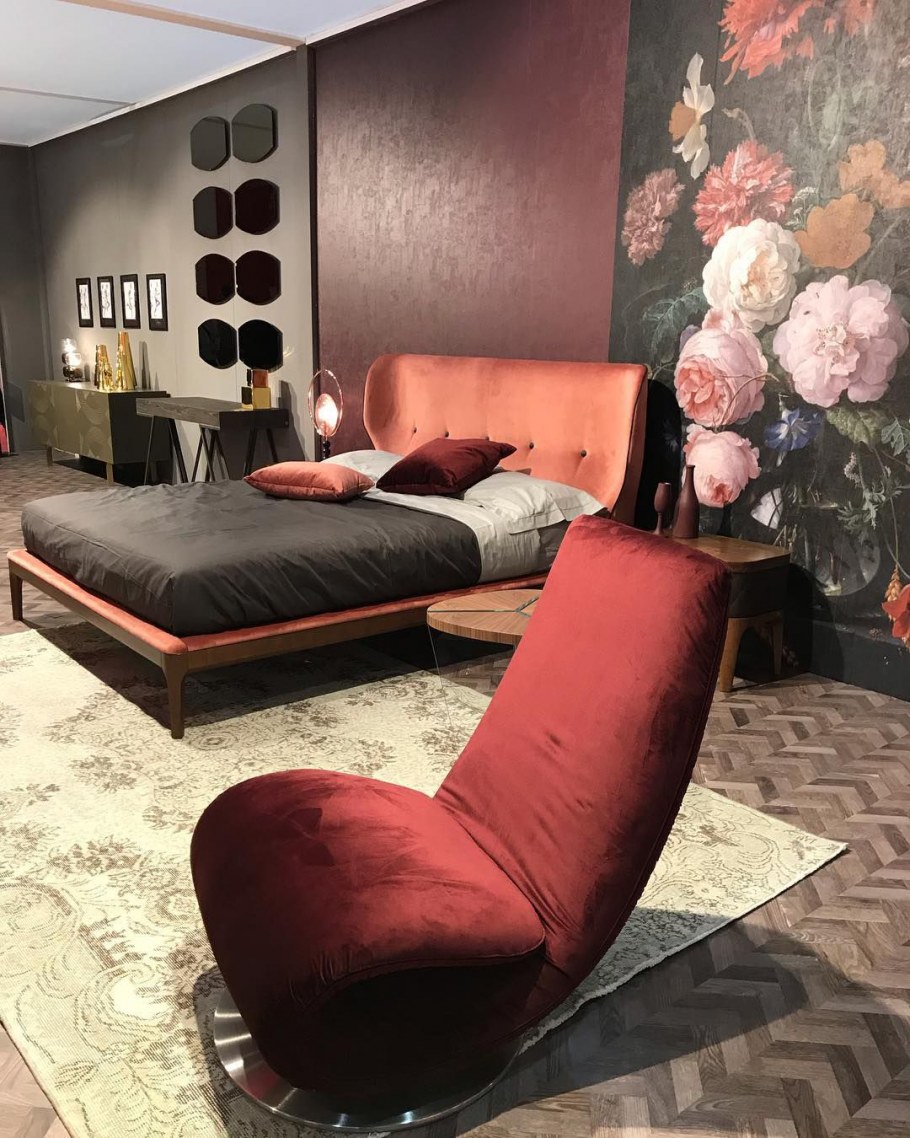 Красная спальня с белой мебелью