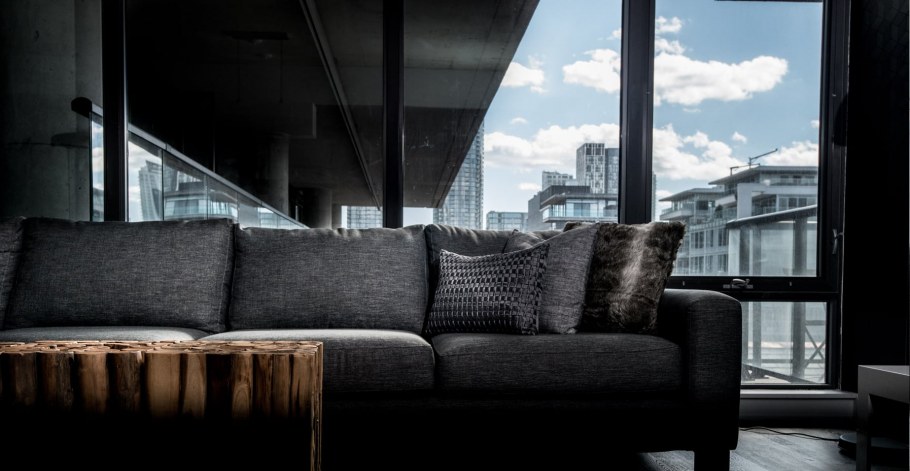 Черный диван в Индустриальном стиле