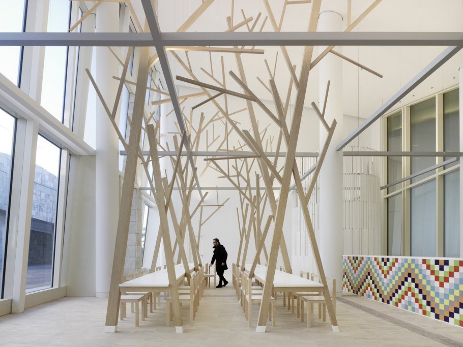 Стилизованное дерево в интерьере