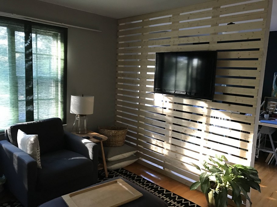 Деревянная перегородка с телевизором