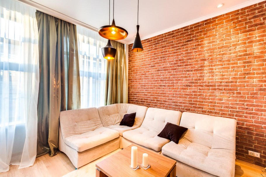 Кирпичная стена в интерьере
