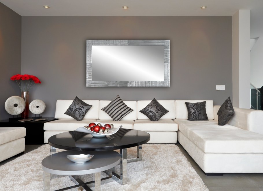 Кондиционер над диваном в гостиной