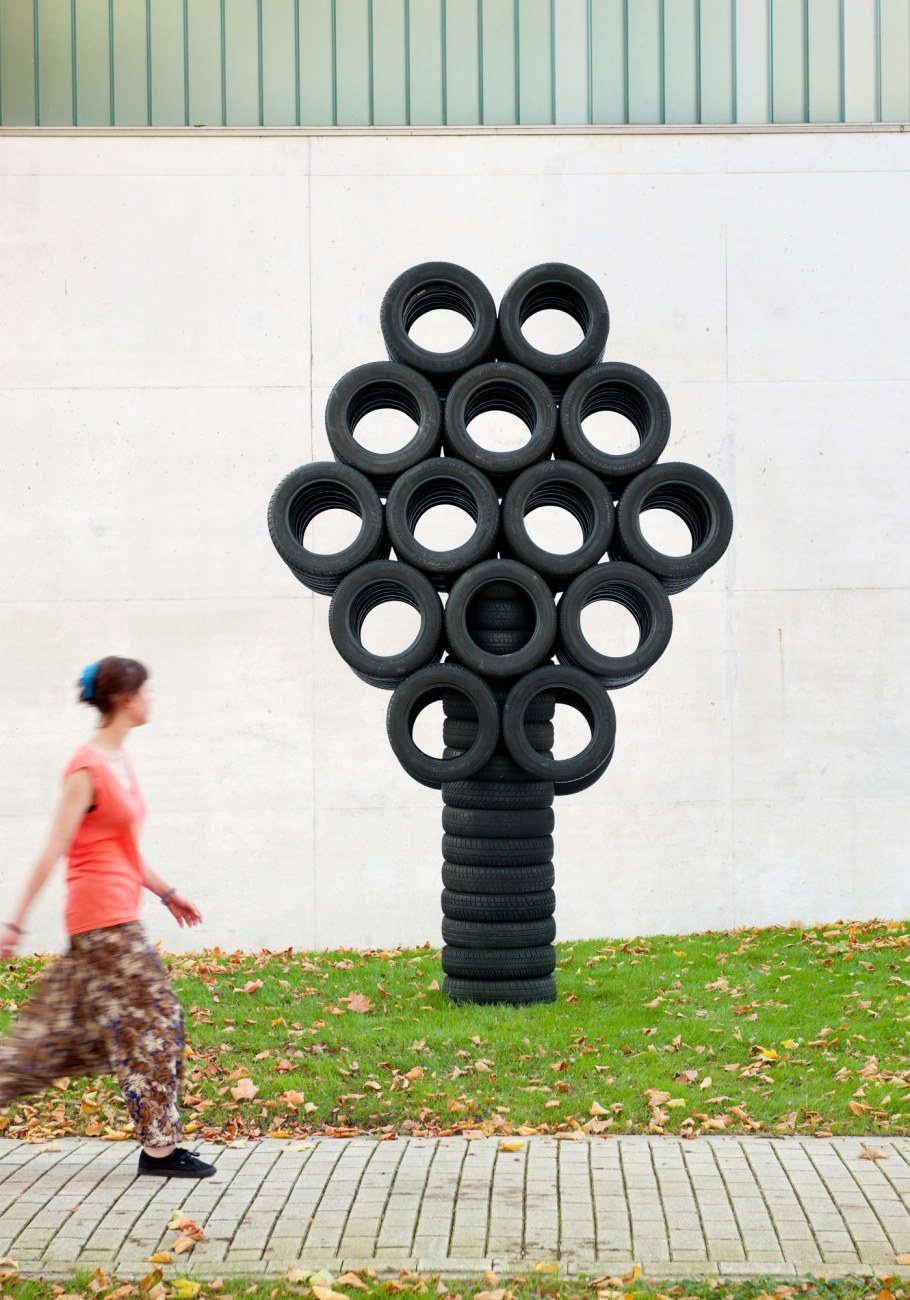 Дерево из покрышек