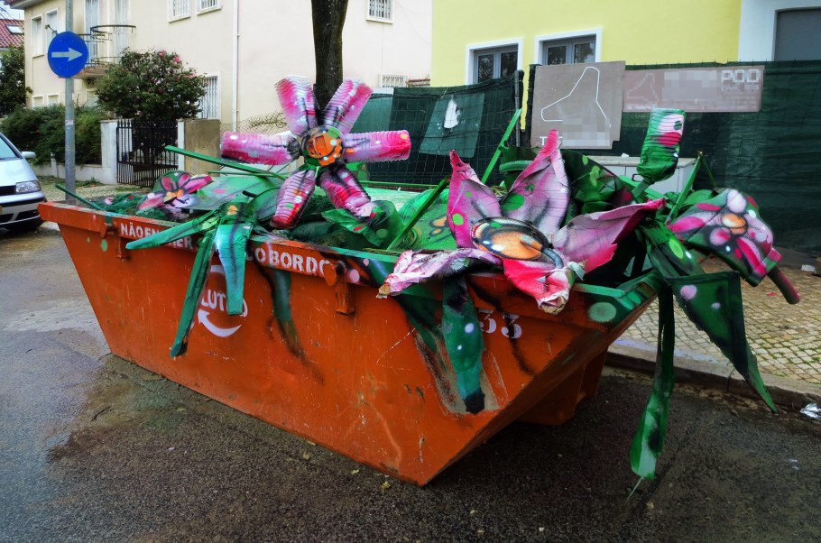 Композиции из мусора