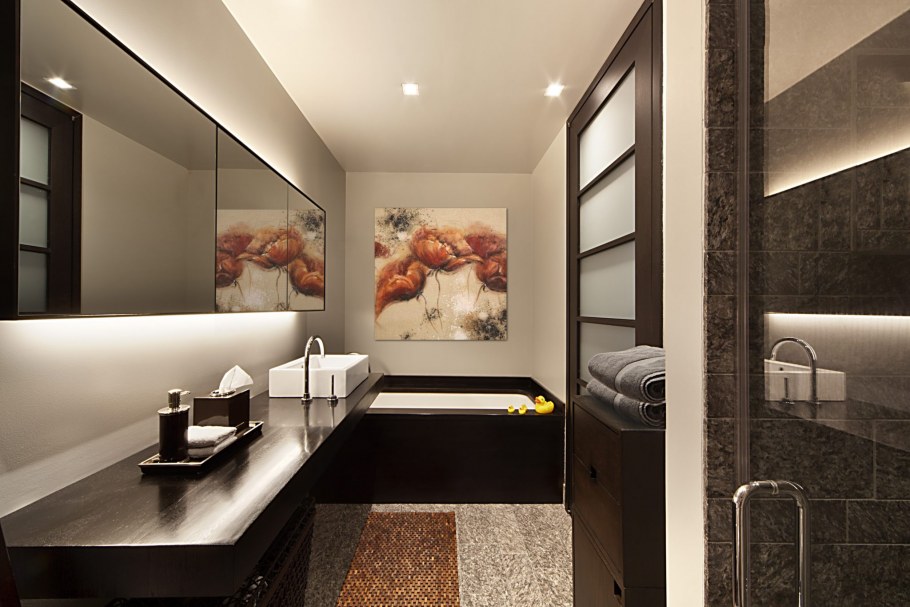 Современная маленькая ванная комната