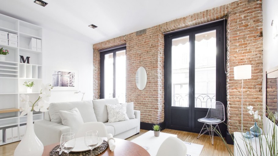 Белый и красный кирпич в интерьере