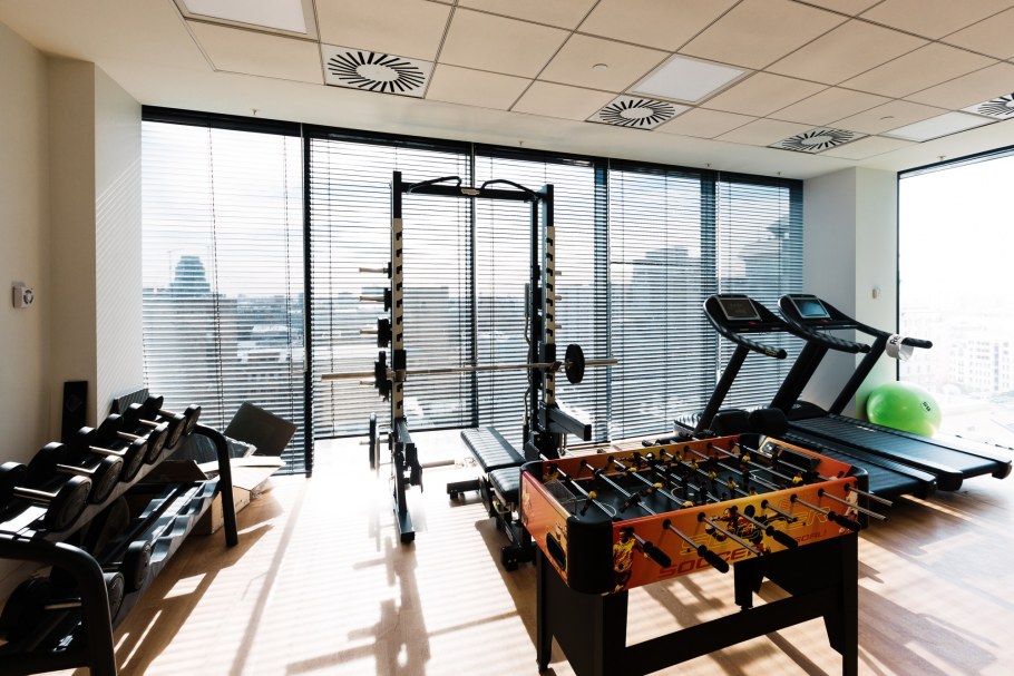 Спортивная зона в офисе