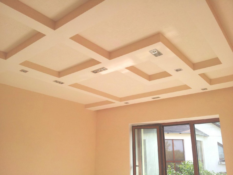 Бежевый гипсокартоновый потолок