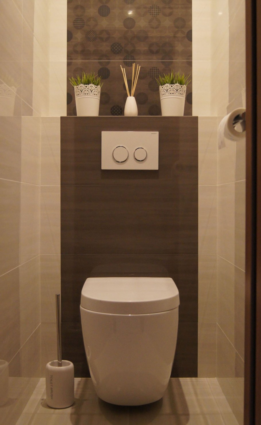 Современный туалет с инсталляцией