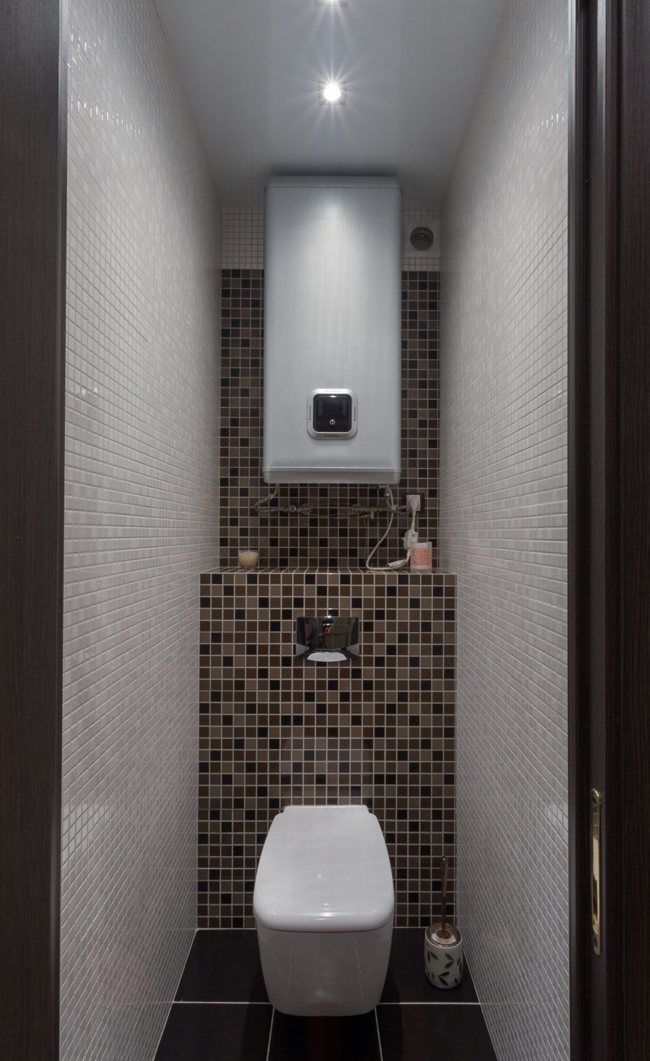 Бойлер в маленьком туалете