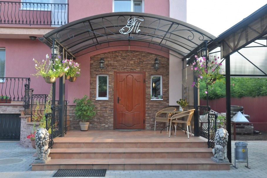 Крыльцо для частного дома с навесом